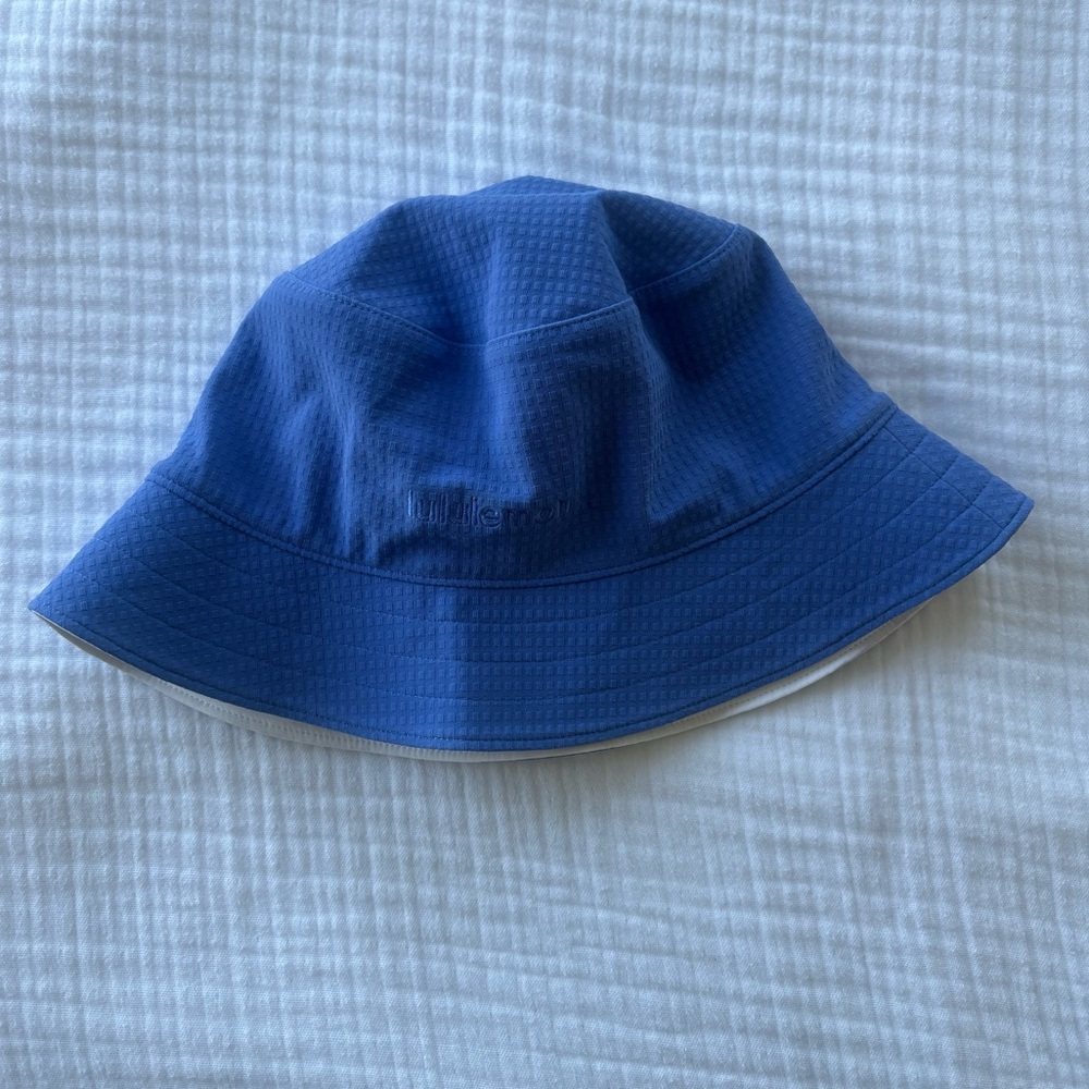 Lululemon reversible bucket hat blue and white